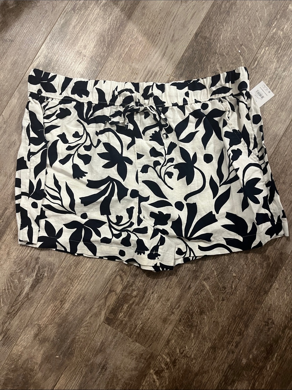 Time and Tru Black & White Floral High-Rise Pull-On Shorts XL 16/18